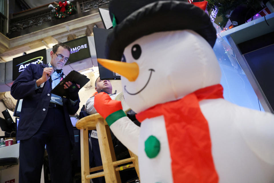 Los comerciantes trabajan en el parqué de la Bolsa de valores de Nueva York (NYSE) en la ciudad de Nueva York, EE. UU., 14 de diciembre de 2022. REUTERS/Andrew Kelly