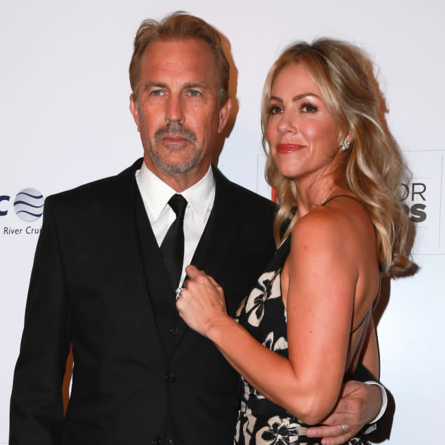 Kevin Costner y Christine Baumgartner credit:Bang Showbiz