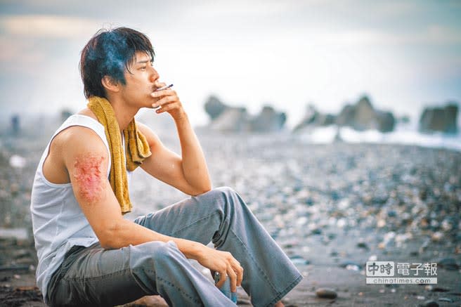 胡宇威為電影學吸菸，首次體會「癮」的滋味。