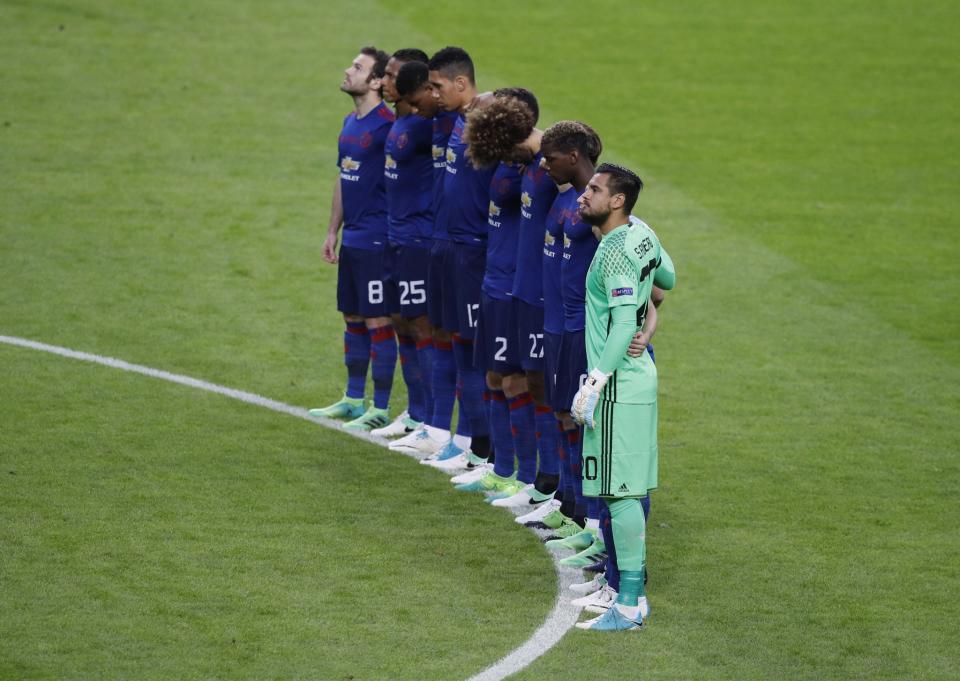 <p>Manchester United players observe a minute of silence in tribute to the victims of the Manchester attack. Reuters / Phil Noble Livepic </p>