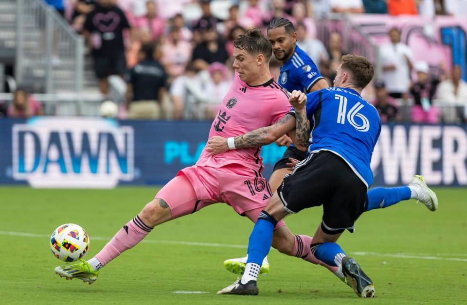 El jugador del Inter Miami Robert Taylor trata de pasar la marca de Joel Waterman, de CF Montreal, en el partido de la MLS celebrado el 10 de marzo de 2024 en el Chase Stadium de Fort Lauderdale, Florida.