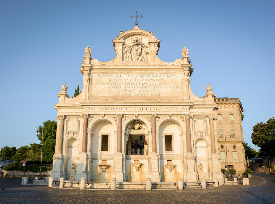 La Fontana dell'Acqua Paola, hermana mayor de la Fontana di Trevi, se sitúa en el barrio de Trastevere, en Roma. Foto: Getty Images.