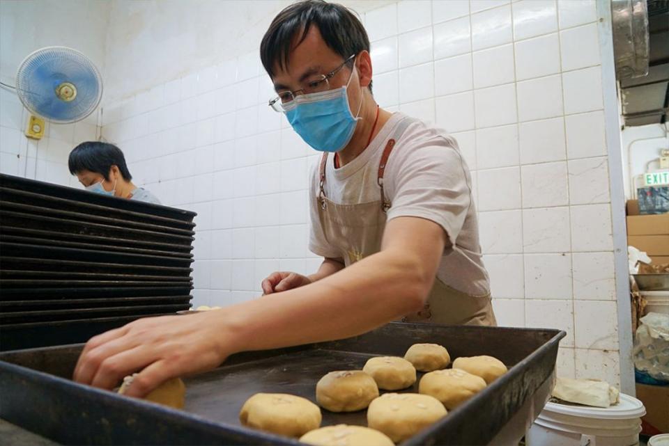 <sup>李師傅在後方工場與同事們每天密不停手專心做餅。</sup>