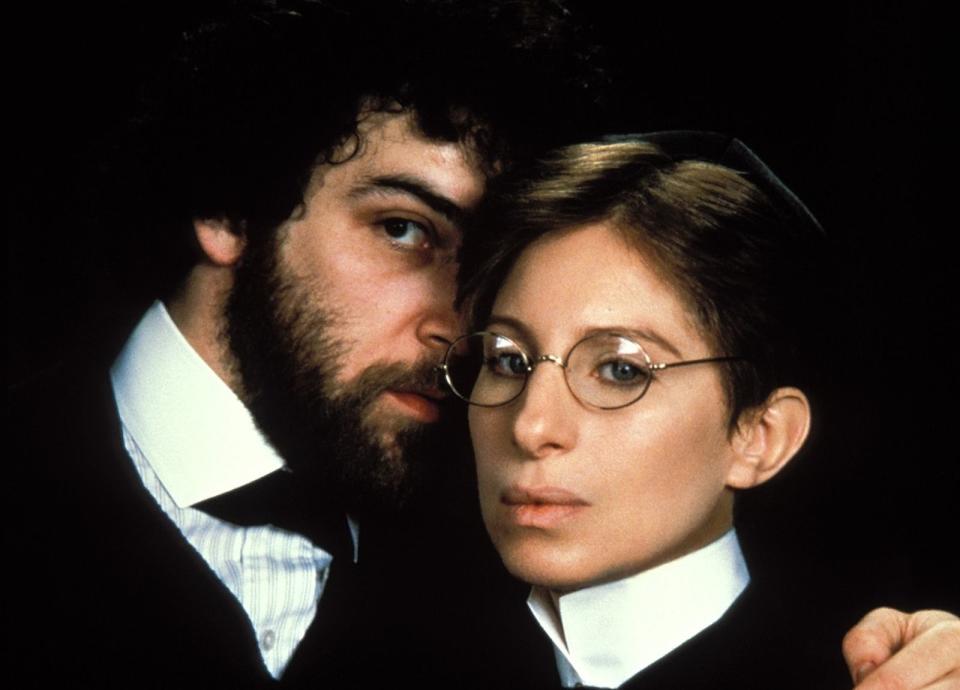 Noch größer ist der Altersunterschied zwischen Barbra Streisand und ihrer Figur "Yentl". Die Schauspielerin war 41, als sie die 17-jährige jüdische Titelheldin spielte, die sich als Junge verkleiden musste, um die Talmudschule besuchen zu können. (Bild: ARD / 2000 Metro-Goldwyn-Mayer Studios Inc.)