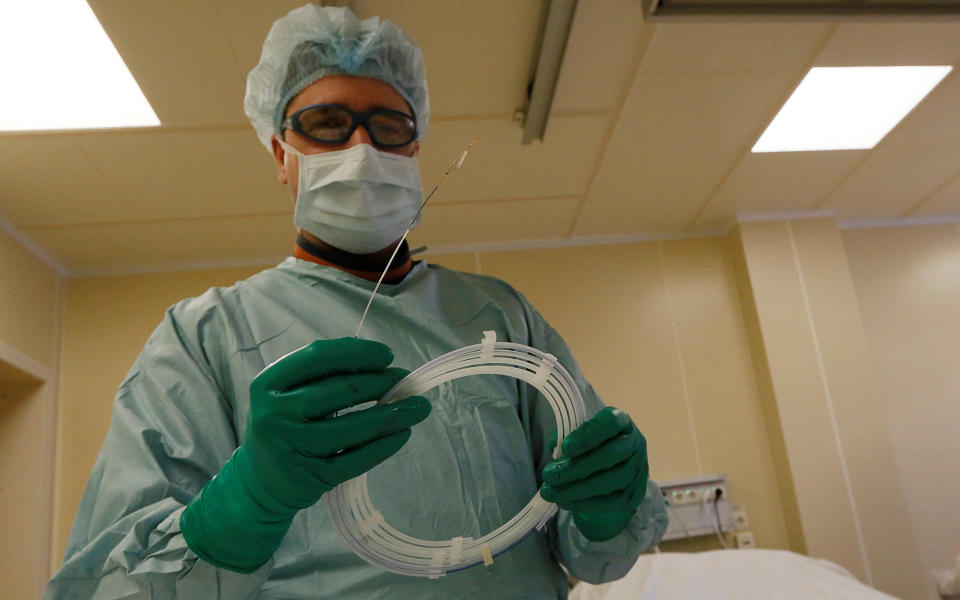 Un médico sujeta un stent. 