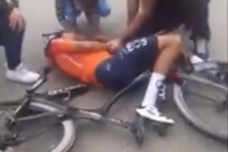 El ciclista Egan Bernal luego de impactar contra un colectivo en la ruta que conecta Bogotá con la localidad de Tunja