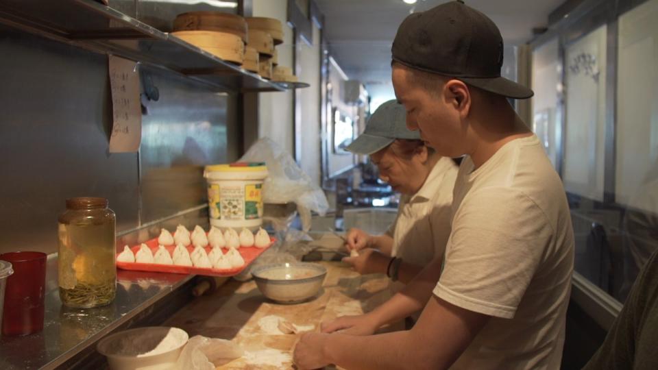 Chef Qian and her son making soup dumplings. (Quartz/Siyi Chen)