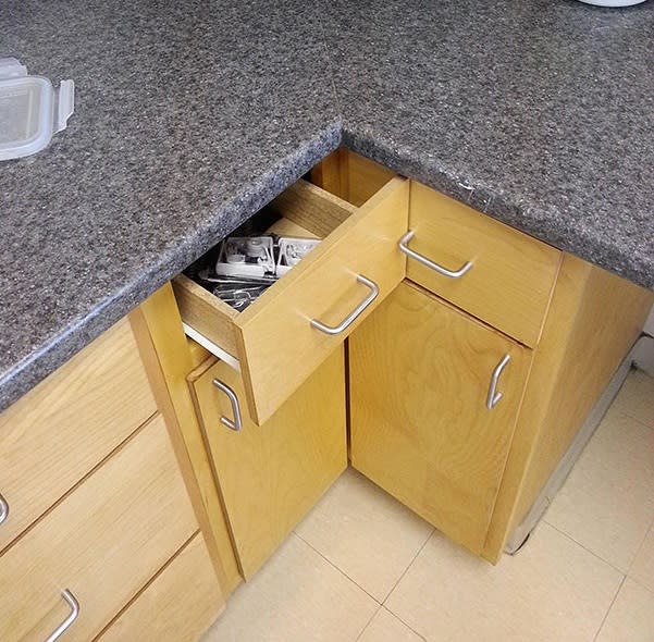 Detalles técnicos. En esta cocina deberíamos pensar dos veces antes de abrir un cajón. Foto: Reddit.com/user/darkplane13