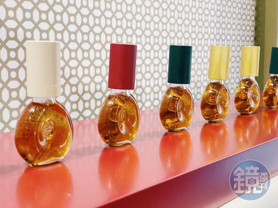 相異色調瓶蓋不僅代表各種意象，也使「路易十三」與時俱進表現出不同面貌。