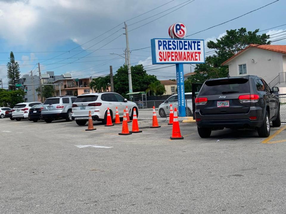 La entrada por SW 7 Street de este Presidente Supermarket de La Pequeña Habana. DAVID J. NEAL dneal@miamiherald.com