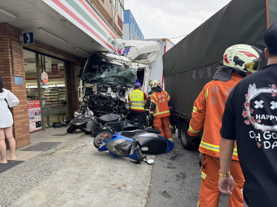 桃園市大園區27日發生大貨車直行時撞上要左轉的曳引車，大貨車失控撞向路旁停放的車輛和轉角超商。（圖／警方提供）