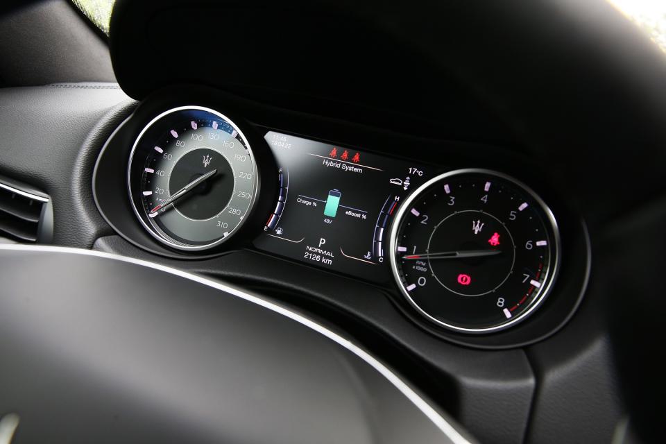 雙環儀錶中央換上新款數位螢幕，可提供48V系統、車高調整與驅動分配等豐富車輛資訊。