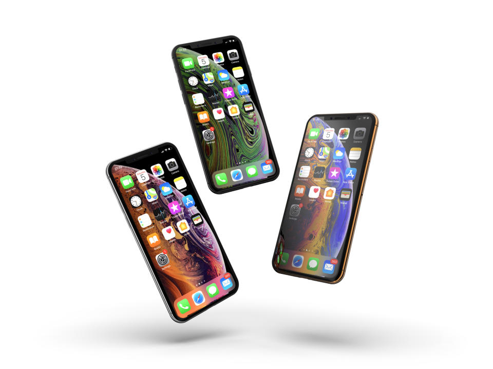 Das iPhone XR ist das meistverkaufte Smartphone 2019, wie eine Analyse von IHS Market ergab. Trotz des stattlichen Preises von 849 Euro verkaufte sich das Telefon im ersten Halbjahr knapp 27 Millionen Mal. Wie auch sein teureres Schwesternmodell iPhone XS besitzt es eine rahmenlose Front ohne Home-Button, hat dafür aber die Face-ID-Funktion. Das X im Namen steht für die römische Zahl 10, weswegen das Handy auch als iPhone 10 bezeichnet wird. (Bild: Getty Images)