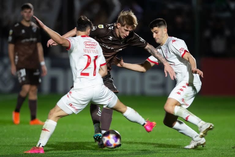 La última vez que Platense y Huracán se enfrentaron este año fue por la Liga Profesional 2023: ganó el Globo por 1 a 0