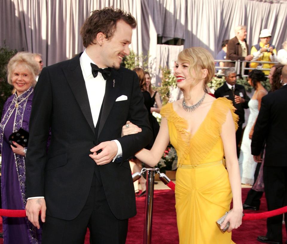 hollywood march 05 actors heath ledger and michelle williams arrive to the 78th annual academy awards at the kodak theatre on march 5, 2006 in hollywood, california photo by frazer harrisongetty images