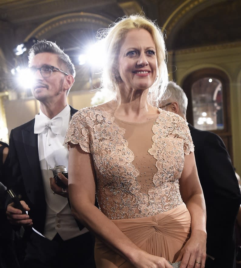 Selbst deutsche Stars beehrten den diesjährigen Wiener Opernball: Moderatorin Barbara Schöneberger etwa zeigte sich gewohnt gut gelaunt auf der Veranstaltung – ein echter Hingucker. So auch ihr edles Outfit, bei dem das Oberteil das eigentliche Highlight war: Glitzernde Steinchen sorgten hier für den gewissen Glamour-Faktor und die Spitze deutete einen gewagten Ausschnitt an. (Bild-Copyright: AFP)