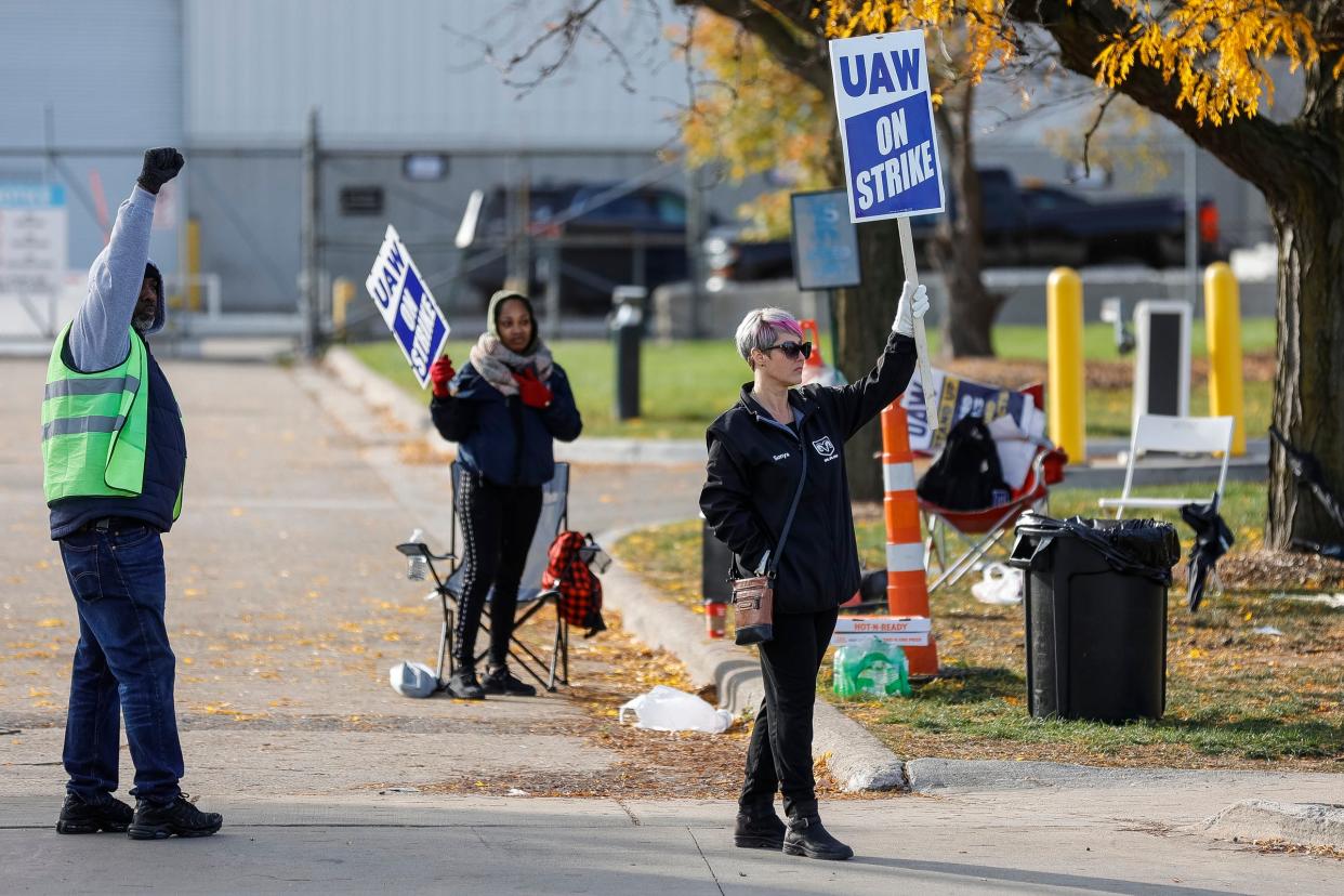 UAW Local 1700 members walk the picket line outside of Stellantis Sterling Heights Assembly in Sterling Heights on Saturday, Oct. 28, 2023.