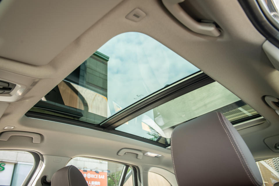 全新 BMW X1 sDrive20i 標配全景式電動玻璃天窗。