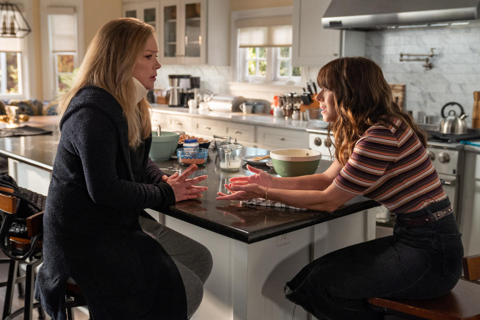 Christina Applegate, left, and Linda Cardellini in <i>Dead to Me</i><span class="copyright">Saeed Adyani—Netflix</span>