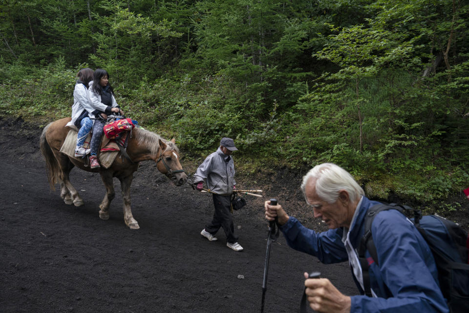 Dos escaladores descienden a caballo desde la cumbre del Monte Fuji<br><br>Foto. AP Photo/Jae C. Hong