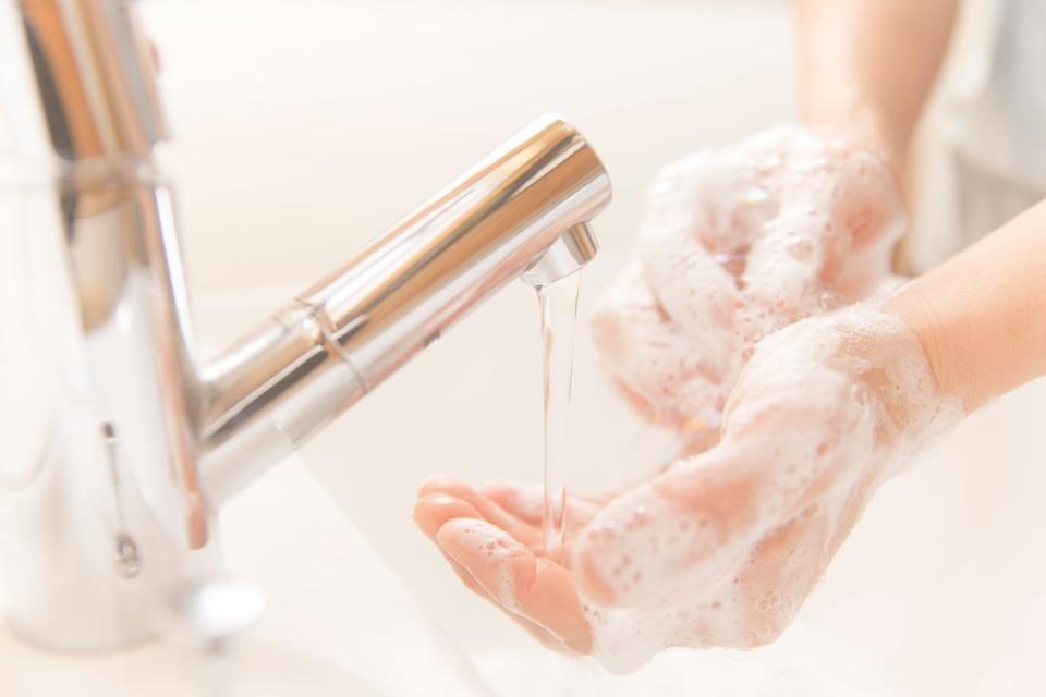 <p>So kann die Kernseife ganz klassisch zum Händewaschen benutzt werden, vor allem von Menschen, die auf Farb-, Duft- oder andere Zusatzstoffe in Kosmetika allergisch reagieren. Ein Aber gibt es: Weil sie entfettend wirkt, ist Kernseife für trockene Haut nur bedingt geeignet und diese braucht auf jeden Fall zusätzliche Pflege. (Bild: iStock/okugawa)</p> 
