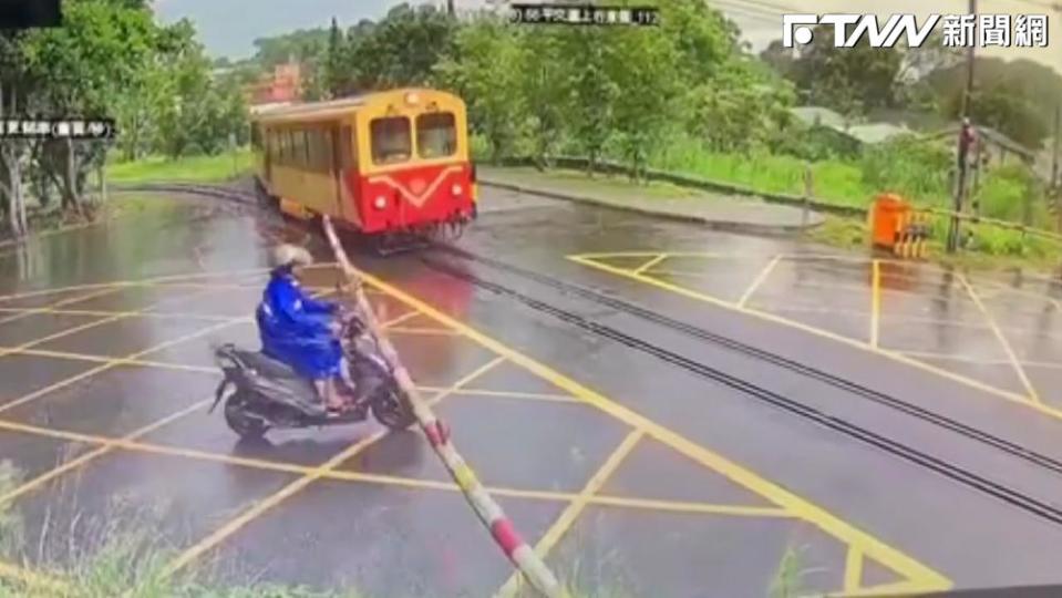 騎士闖越平交道險撞上阿里山小火車。（圖／翻攝畫面）