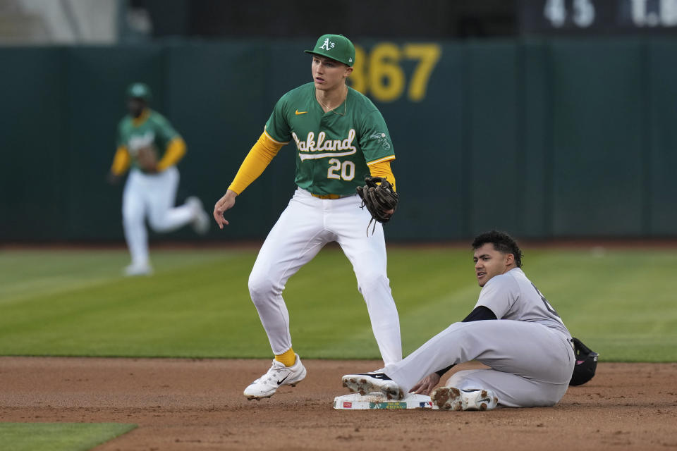 New York Yankees' Jasson Domínguez, right, steals second next to Oakland Athletics second baseman Zack Gelof (20) during the first inning of a baseball game Saturday, Sept. 21, 2024, in Oakland, Calif. (AP Photo/Godofredo A. Vásquez)