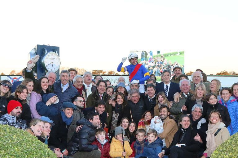 La celebración del equipo y los dueños de Vundu, con una particularidad: el jockey Francisco Gonçalves terminó en andas en las últimas fotos, cuando el caballo se había ido con su peón.