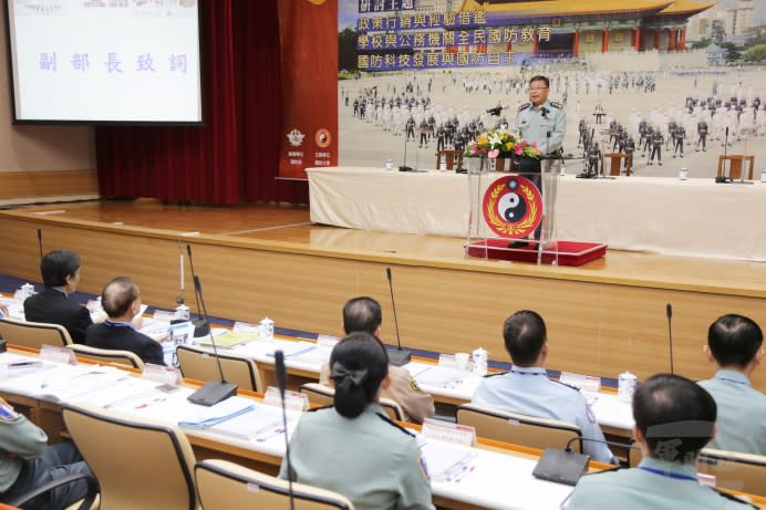 國防部副部長張冠群上將1日主持國防大學「106年全民國防教育學術研討會」。（軍聞社記者李一豪攝）