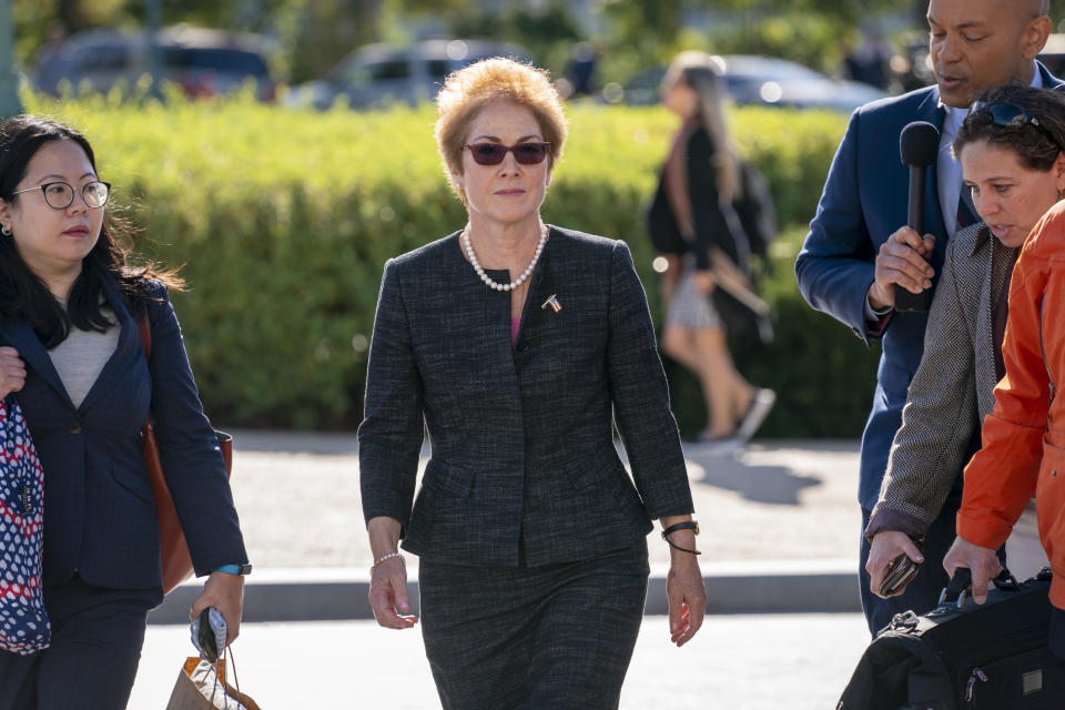 ARCHIVO - En esta foto de archivo del 11 de octubre de 2019, ka exembajadora en Ucrania Marie Yovanovitch llega al Congreso en Washington para declarar en audiencia que es parte de la investigación que podría conducir a un juicio político del presidente Donald Trump. (AP Foto/Scott Applewhite, File)