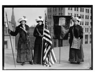 Les sufragettes américaines General Rosalie Jones, Jessie Stubbs et Colonel Ida Craft. Au XXe siècle, elles forment un mouvement pour que les femmes obtiennent le droit de voter. En 1920, les États-Unis ratifient le 19e amendement de la Constitution, ouvrant le droit de vote aux femmes. . Photo George Grantham Bain Collection/Library of Congress