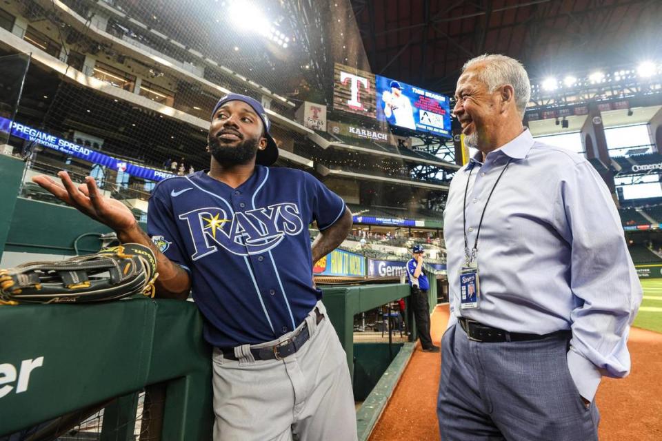 Eleno Ornelas habla con el jardinero de los Tampa Bay Rays Randy Arozarena antes de un partido de la temporada regular contra los Rangers en el Globe Life Field. Ornelas dijo que él y Arozarena desarrollaron una amistad después de traducir para él durante las entrevistas con los medios en varias ocasiones. Chris Torres/ctorres@star-telegram.com