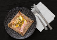 <p>Pour des galettes extra-gourmandes, on les garnit d’un mélange d’oignons, champignons, jambon, brie ou camembert, et d’un peu de ciboulette.</p><p>Découvrir la recette <a href="https://www.glutenfreeweekend.com/blog-1/2018/french-galette-buckwheat" rel="nofollow noopener" target="_blank" data-ylk="slk:ici;elm:context_link;itc:0;sec:content-canvas" class="link ">ici</a></p><br>