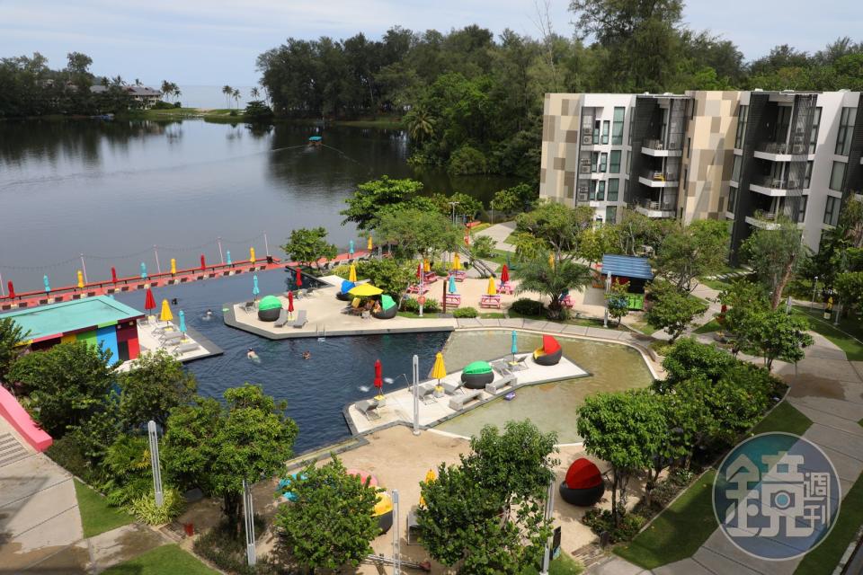 悅榕庄旗下品牌「普吉悅槤酒店」鄰近邦濤海灘（Bang  Tao Beach），館內有許多遊樂設施。