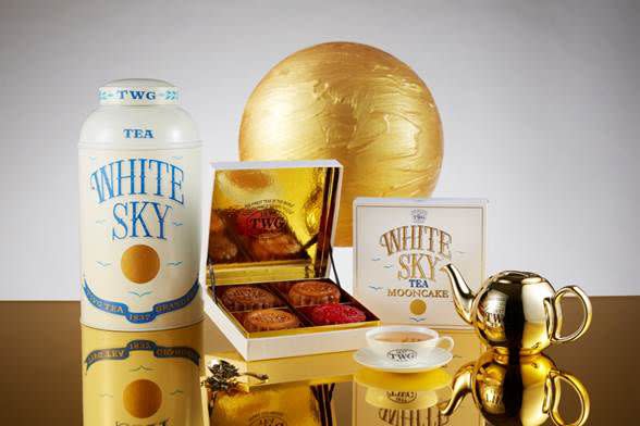 <h3>2) TWG Tea</h3><p>來自新加坡的頂級茶品牌<a href="https://twgtea.com" rel="nofollow noopener" target="_blank" data-ylk="slk:TWG Tea;elm:context_link;itc:0;sec:content-canvas" class="link ">TWG Tea</a>，這次推出了明月皓空茶香月餅系列，將四款茶品融入月餅之中！有融入獅城早餐茶的「星宿之秋」、拿破崙探險茶的「瑰寶之光」、英式早餐茶的「豐盛之節」、加入宴會茶的「紅寶之耀」，讓人口齒留香。<br><strong>茗茶傳統月餅二入禮盒(含刀叉)搭配頂級訂製系列2018春季大吉嶺茶與純棉濾茶網，建議售價NT$2,070元。<br>茗茶傳統月餅二入禮盒(含刀叉)搭配其他頂級訂製系列茗茶與純棉濾茶網，建議售價NT$1,650元。<br>茗茶傳統月餅四入禮盒(含刀叉)，建議售價NT$1,420元。<br></strong><strong>茶香月餅一入盒裝，建議售價$380元。</strong><br><br>請洽全台<a href="https://twgtea.com" rel="nofollow noopener" target="_blank" data-ylk="slk:TWG Tea;elm:context_link;itc:0;sec:content-canvas" class="link ">TWG Tea</a>精品店<br></p><cite>twg-tea</cite>