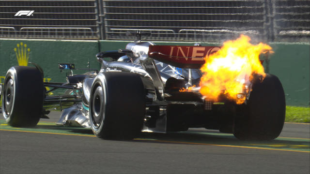 羅素戰車著火。（圖：F1 Twitter）
