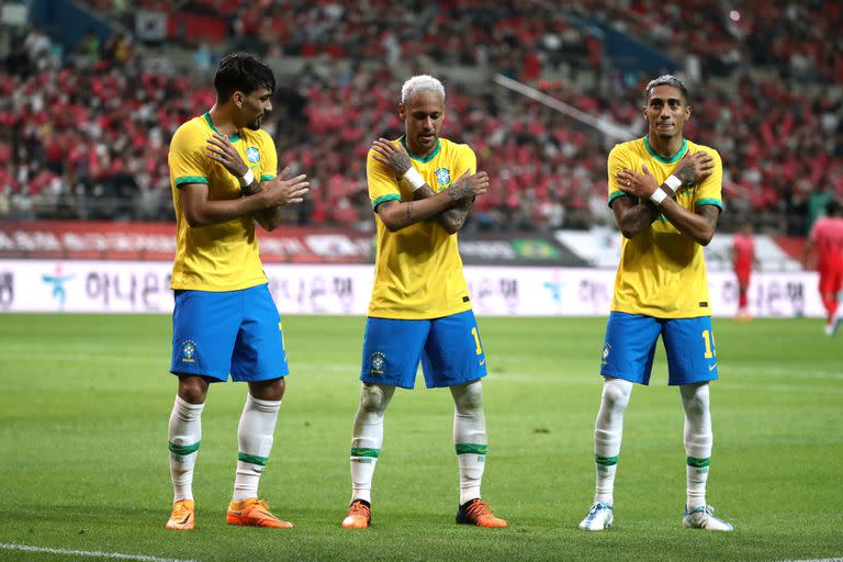 Neymar celebra el segundo gol de su equipo con sus compañeros Lucas Paqueta y Raphinha