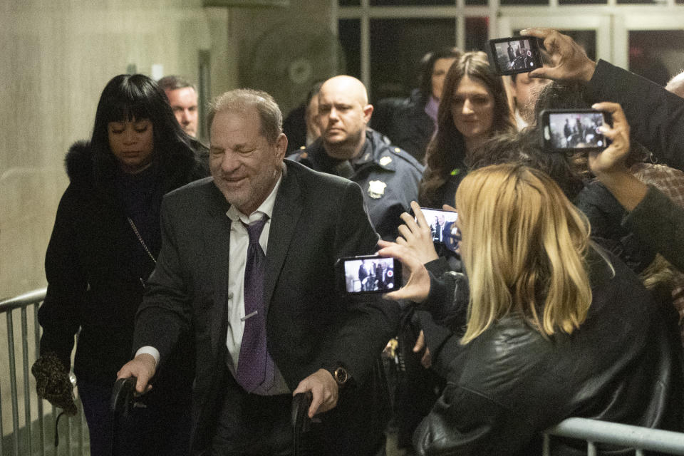 Harvey Weinstein sale de su juicio el lunes 10 de febrero de 2020, en Nueva York. (AP Foto/Mark Lennihan)