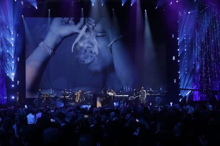 32nd Annual Rock & Roll Hall of Fame Induction Ceremony - Show – New York City, U.S., 07/04/2017 – T.I., Alicia Keys and Snoop Dogg perform in honor of the late Tupac Shakur. REUTERS/Lucas Jackson