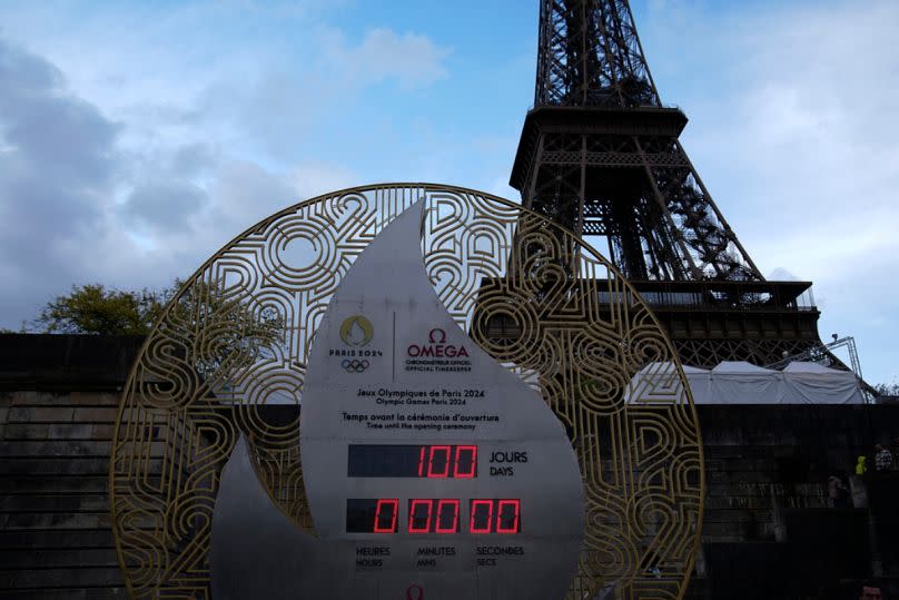 El reloj de cuenta regresiva marca 100 días antes de la ceremonia inaugural de los Juegos Olímpicos de París 2024 se ve el miércoles.