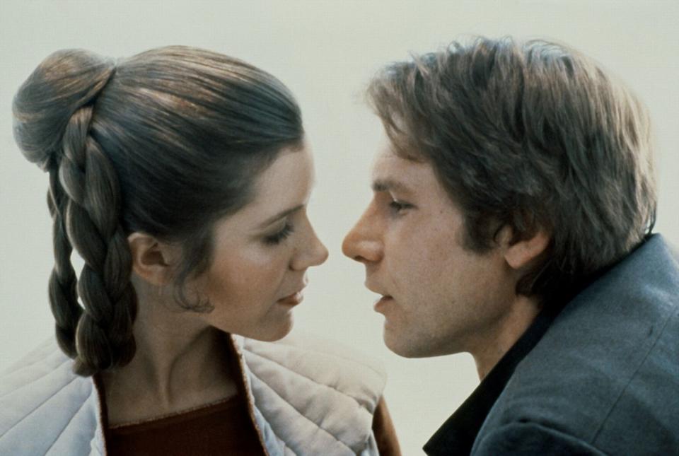 Als Prinzessin Leia Han Solo ihre Liebe gesteht, antwortet dieser nicht wie erwartet mit "Ich liebe dich auch", sondern mit einem trockenen "Ich weiß". Die Idee kam Harrison Ford spontan beim Dreh, weil er diese Antwort einfach für weniger schnulzig und deshalb passender für seine Rolle hielt. (Bild: Lucasfilm)