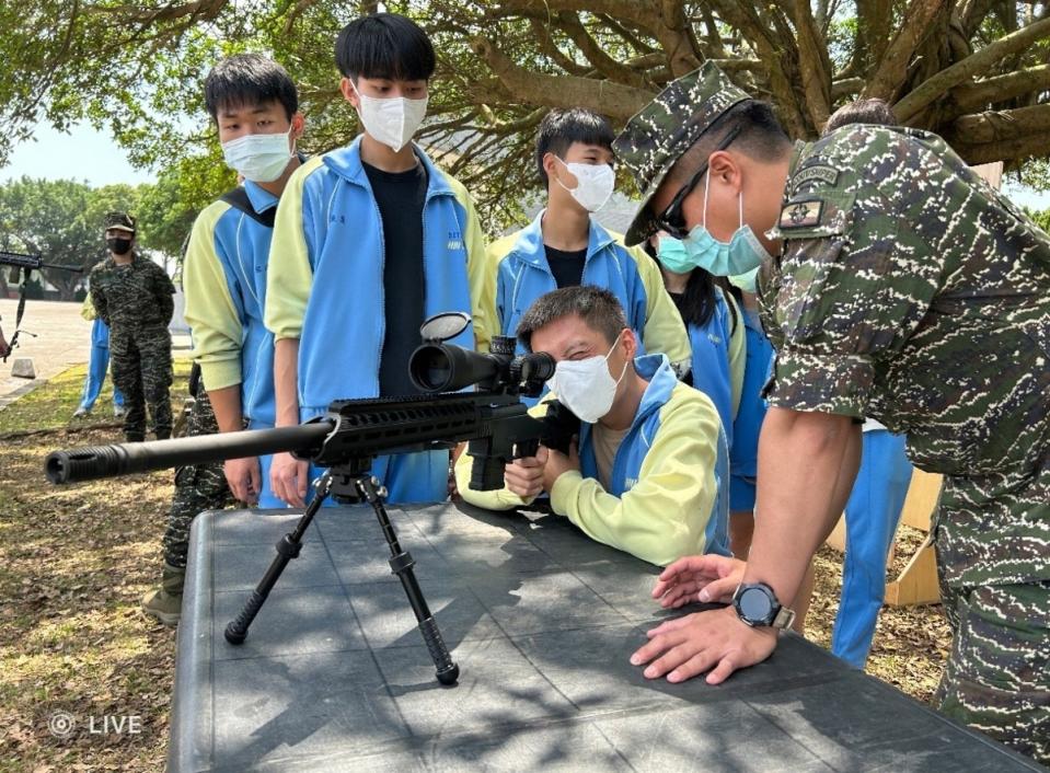 樹人家商學生參與陸戰六六旅T-108狙擊槍操作體驗。   圖：新北市教育局提供