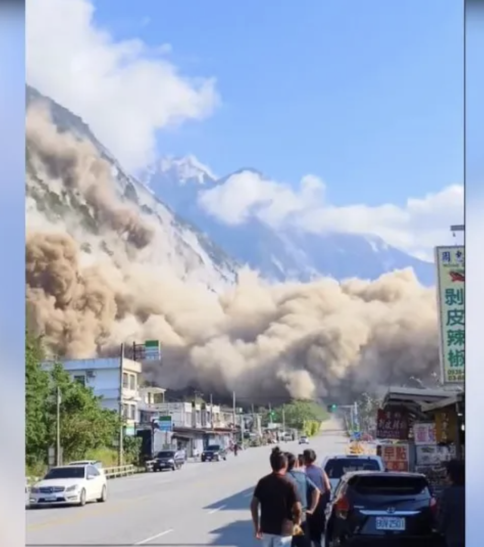 花蓮崇德山體崩落，揭起大量沙塵。