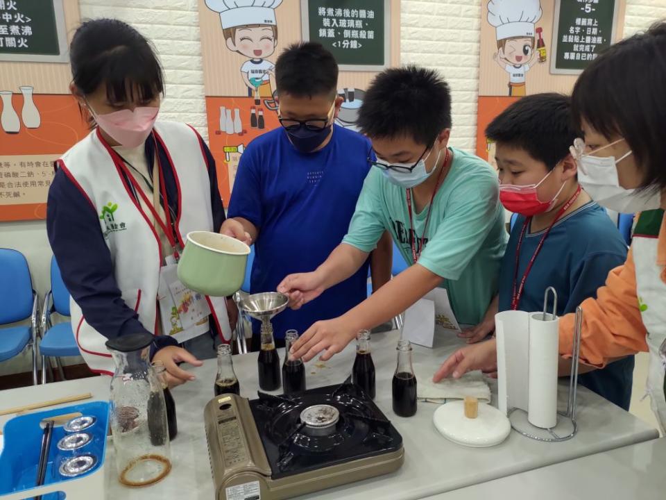 雲林家扶三十名學生，文化之旅體驗西螺醬油製作及甘醇好味道。（記者陳正芬攝）