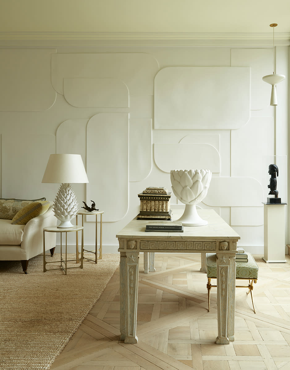 Living room with plaster relief walls