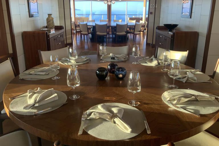 El comedor se abre a una cubierta de madera diseñada para tomar cócteles al atardecer