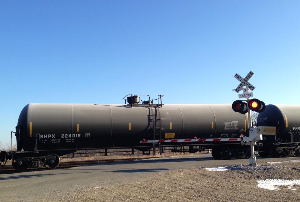 A two-mile Canadian Pacific train loaded with oil tank cars idles on a track in Enderlin, North Dakota, November 14, 2014. A new city resolution forbids idling, which cuts the town in half, longer than 10 minutes, prompting a federal lawsuit from the railroad. Picture taken November 14, 2014. REUTERS/Ernest Scheyder (UNITED STATES - Tags: TRANSPORT POLITICS SOCIETY)
