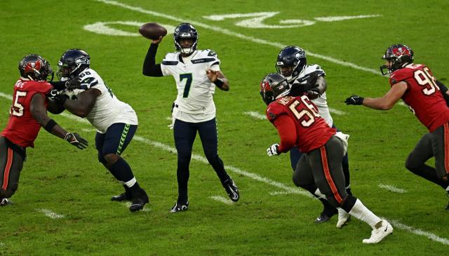 Geno Smith finds Tyler Lockett for Seattle's first TD vs. Tampa