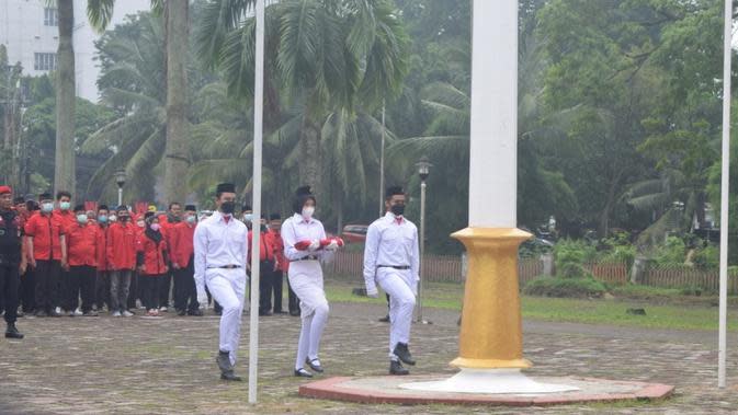 Pengibaran bendera Merah Putih dalam Gelaran HUT ke-49 PDIP yang digelar PDIP Sumsel di halaman Gedung DPRD Sumsel (Dok. Humas PDIP Sumsel / Nefri Inge)