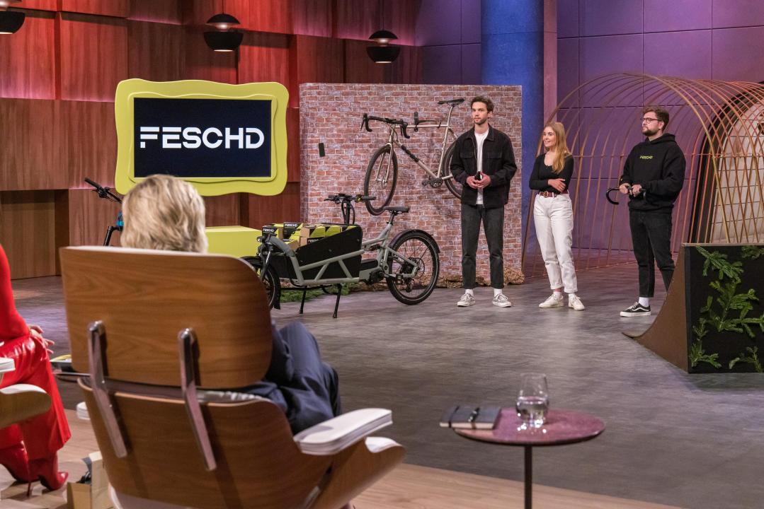 Luisa und Simon Josenhans präsentieren zusammen mit Mike die Fahrradhalterung FESCHD (Bild: RTL / Bernd-Michael Maurer)